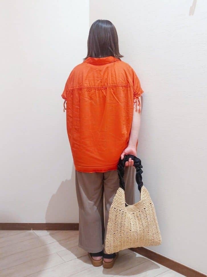 みぃーこさんの「SHOO･LA･RUE｜◆【S-LL/ひんやり】後ろ姿も抜かりなく インせず着られる バックギャザーシャツ」を使ったコーディネート
