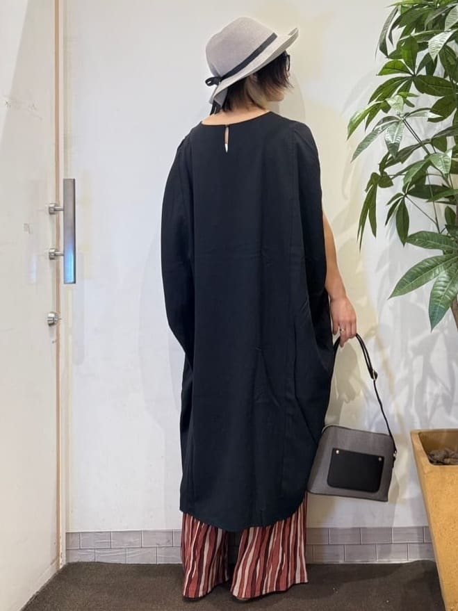 misakiさんの「SHOO･LA･RUE｜【S-LL】楽にサマ見え コクーンシルエットの涼やかワンピース」を使ったコーディネート