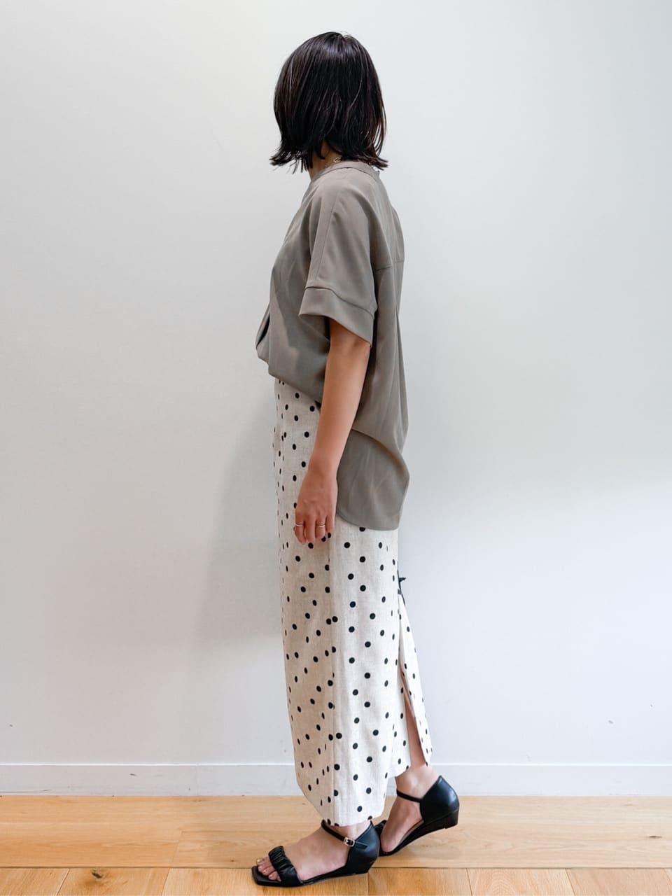 yuka.aさんの「OPAQUE.CLIP｜《5色展開／SS-LLサイズ》スキッパー金ボタンブラウス／セットアップ対応【防シワ／ストレッチ／洗濯」を使ったコーディネート
