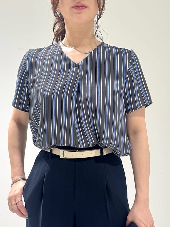 そんさんの「INDIVI｜【洗える／通勤】無地＆マルチストライプ柄Vネックブラウス」を使ったコーディネート
