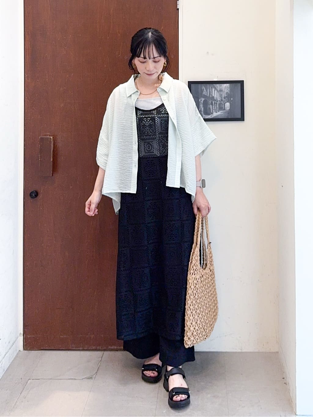 𝐇𝐢𝐫𝐨𝐦𝐢さんの「SHOO･LA･RUE｜ゆるっと感がこなれ見え ワッシャーシアー半袖シャツ」を使ったコーディネート
