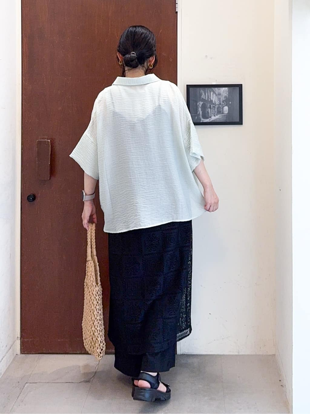 𝐇𝐢𝐫𝐨𝐦𝐢さんの「SHOO･LA･RUE｜ゆるっと感がこなれ見え ワッシャーシアー半袖シャツ」を使ったコーディネート