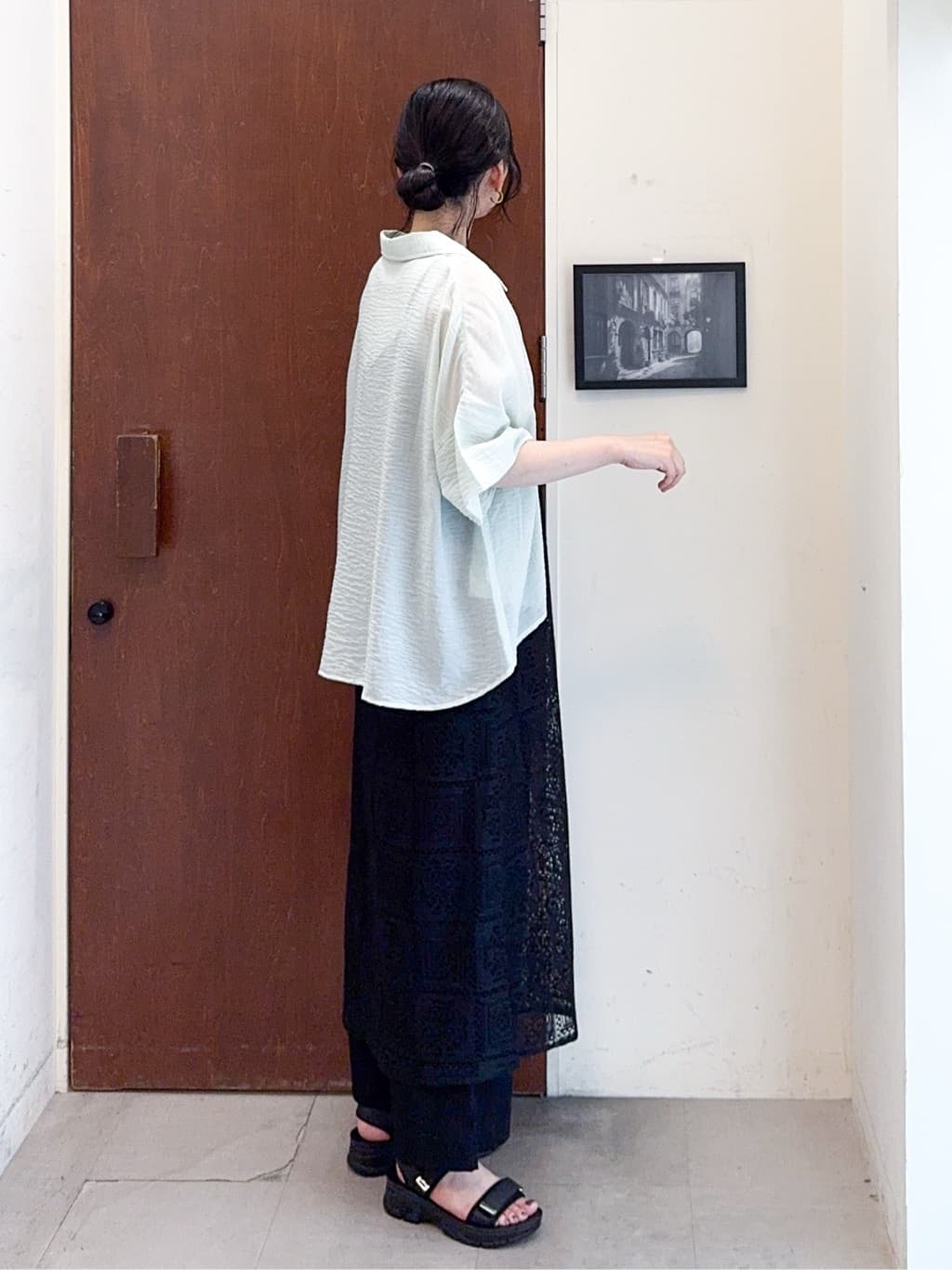 𝐇𝐢𝐫𝐨𝐦𝐢さんの「SHOO･LA･RUE｜ゆるっと感がこなれ見え ワッシャーシアー半袖シャツ」を使ったコーディネート
