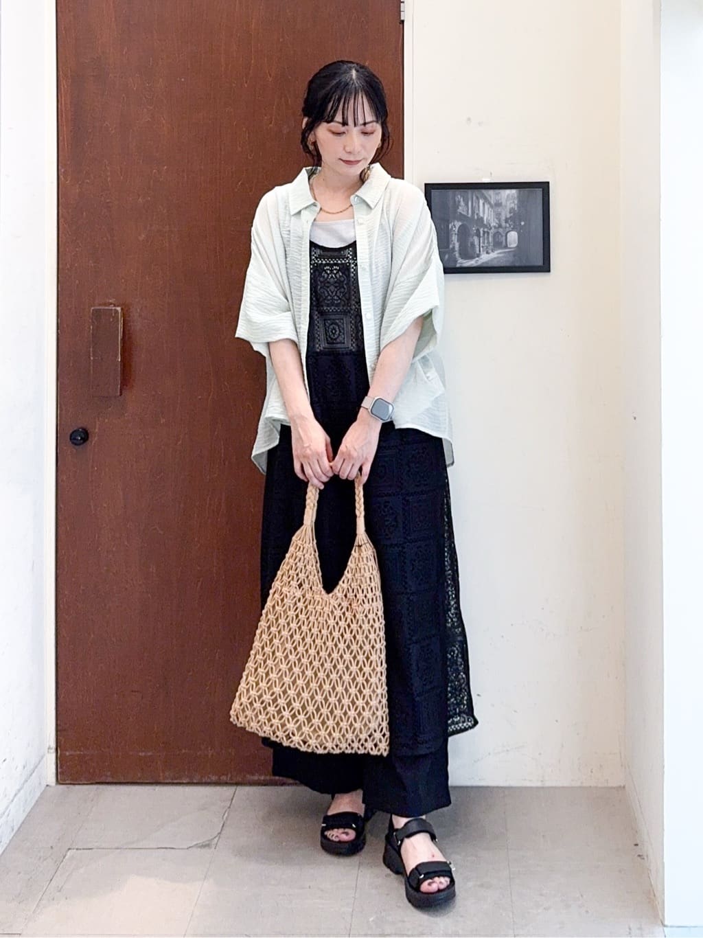 𝐇𝐢𝐫𝐨𝐦𝐢さんの「SHOO･LA･RUE｜ゆるっと感がこなれ見え ワッシャーシアー半袖シャツ」を使ったコーディネート