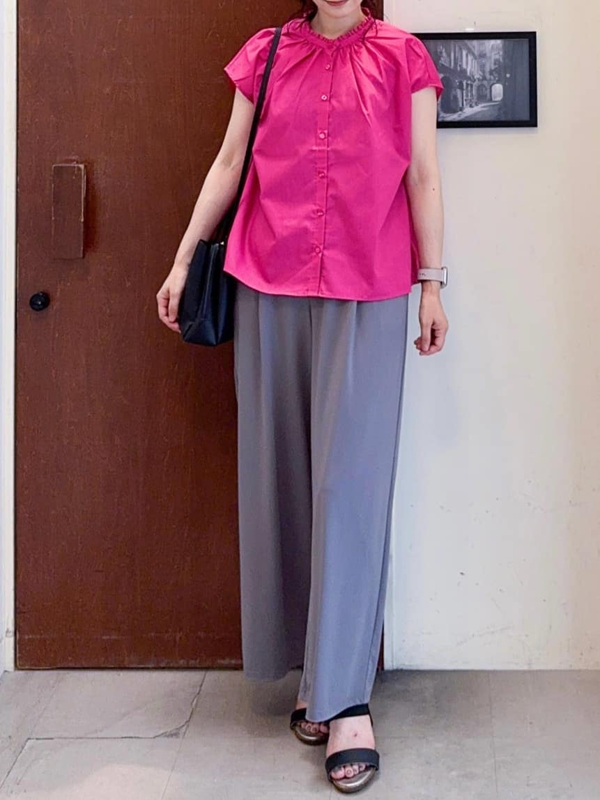 𝐇𝐢𝐫𝐨𝐦𝐢さんの「SHOO･LA･RUE｜【洗える/S-LL】プチフリル襟が女性らしい フレンチスリーブシャツ」を使ったコーディネート