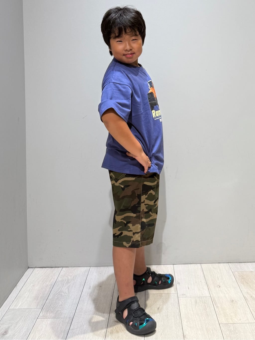 kuboさんの「THE SHOP TK｜【110－160】カープリントTシャツ/洗濯機OK」を使ったコーディネート