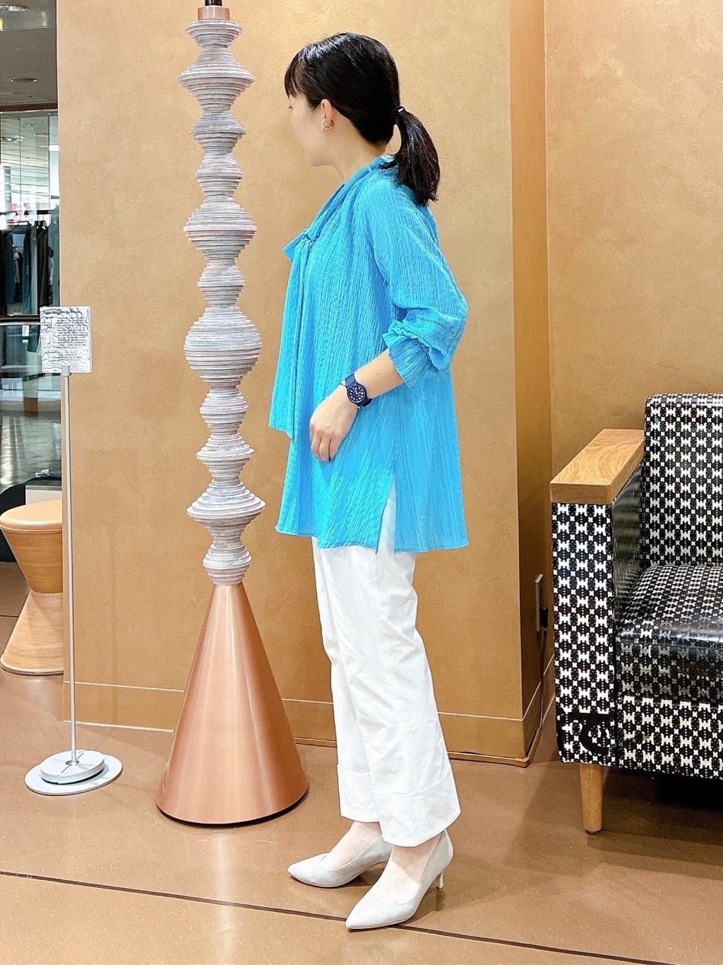 hattoriさんの「INDIVI｜【洗える／シャーリング素材】ボリューム袖エアリーブラウス」を使ったコーディネート