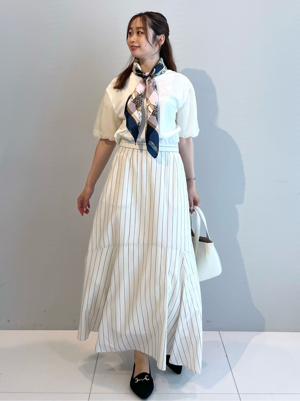 Saekoさんの「UNTITLED｜【手洗い／88cm正方形】シアー素材チェーン柄スカーフ」を使ったコーディネート