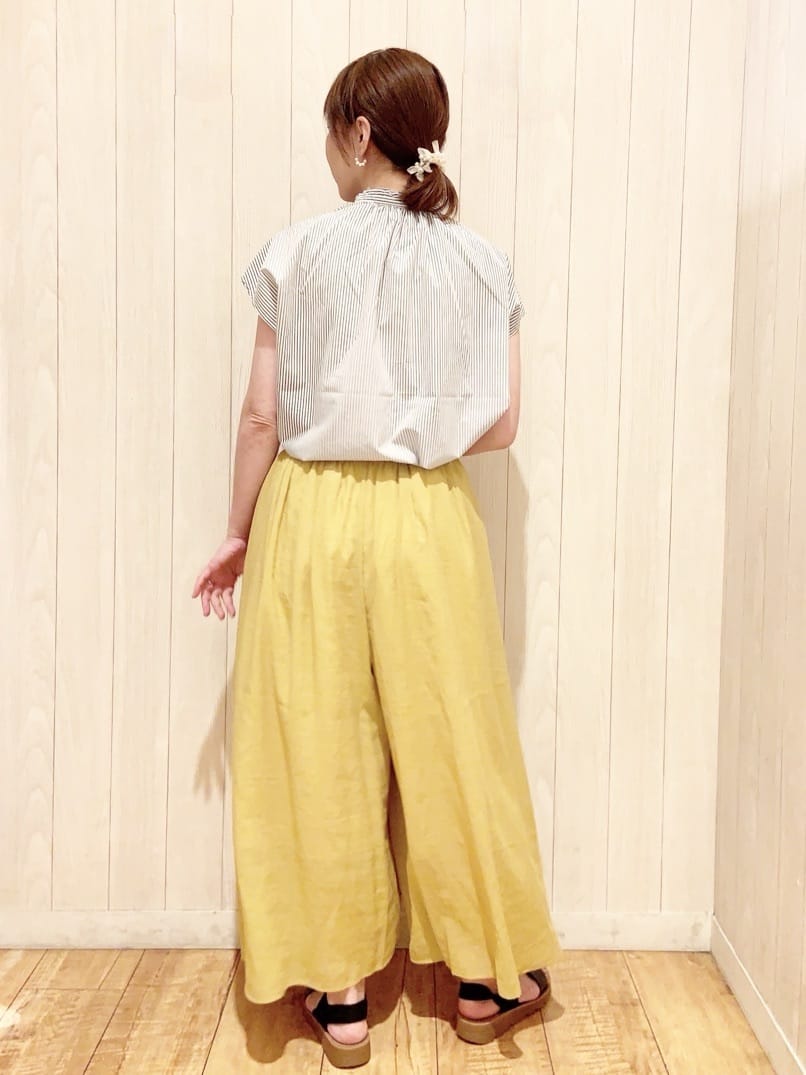 あいこさんの「SHOO･LA･RUE｜【洗える/S-LL】プチフリル襟が女性らしい フレンチスリーブシャツ」を使ったコーディネート