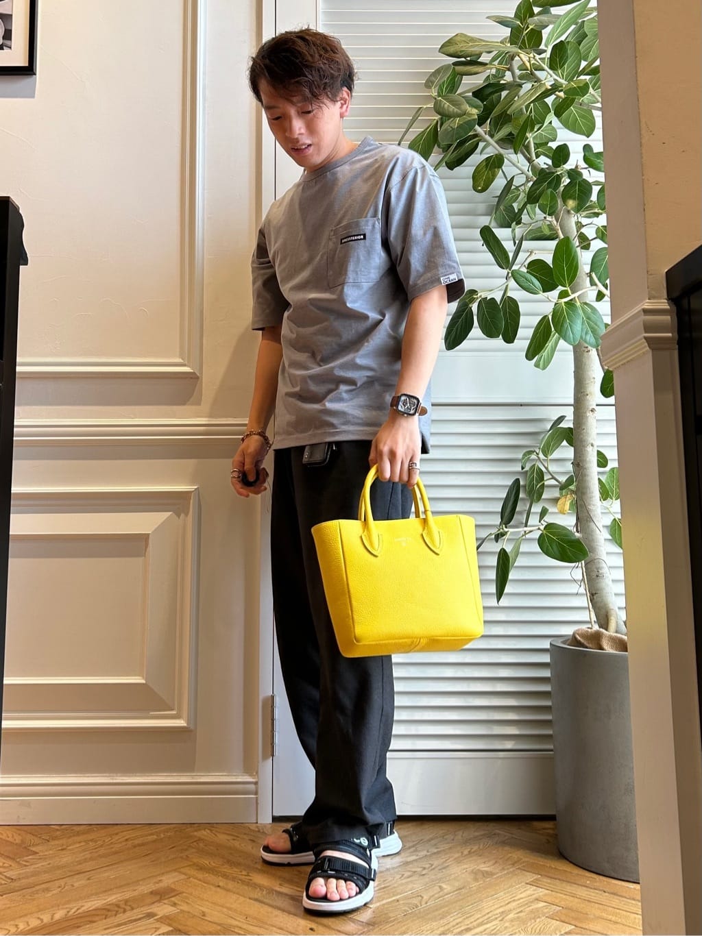 須田　慎二郎さんの「DRESSTERIOR｜【otonaMUSE5月号掲載/日本製】シュリンクレザーミニトート」を使ったコーディネート