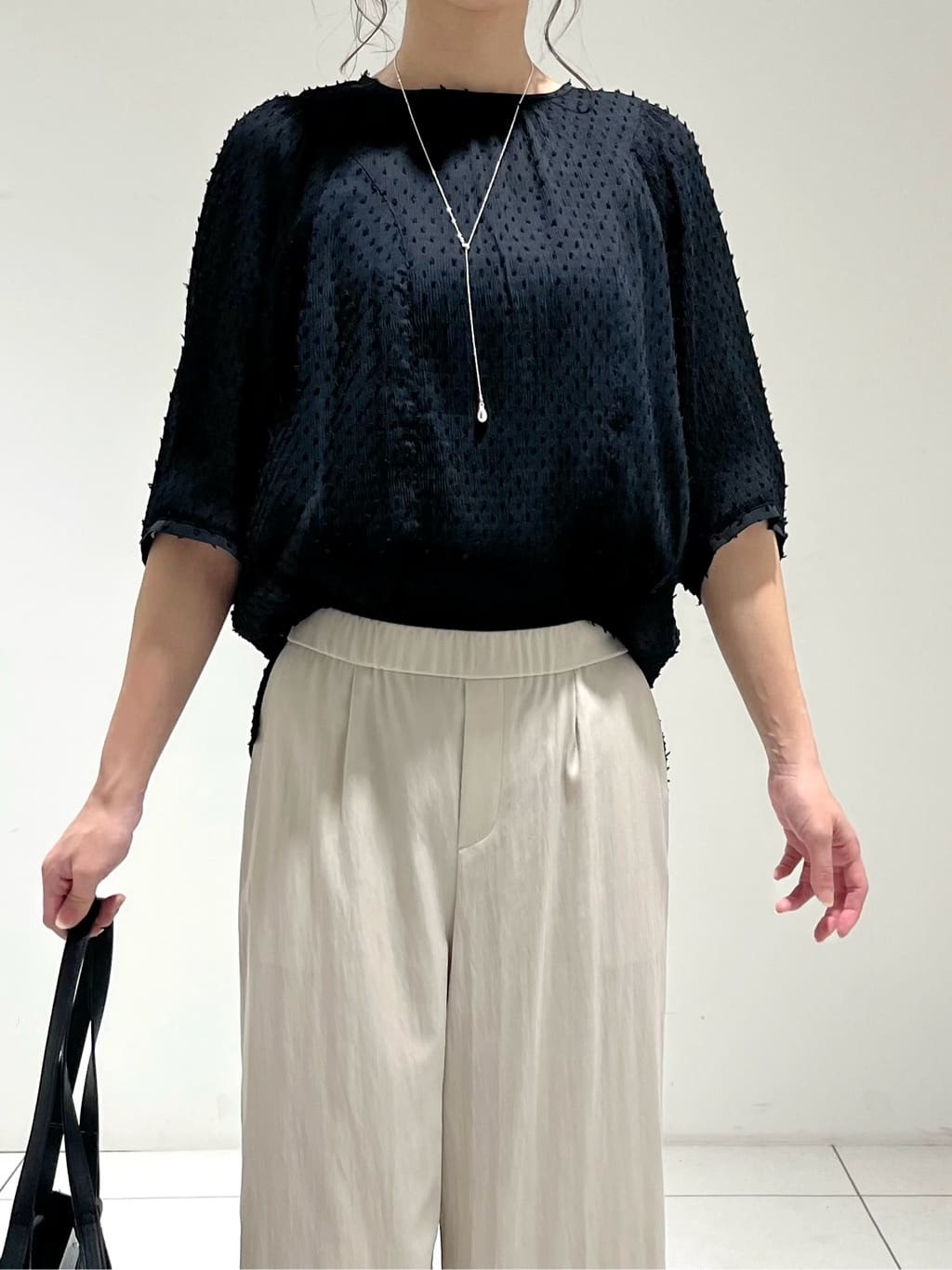 shioriさんの「INDIVI｜【90cm四方】ボタニカル柄大判スカーフ」を使ったコーディネート