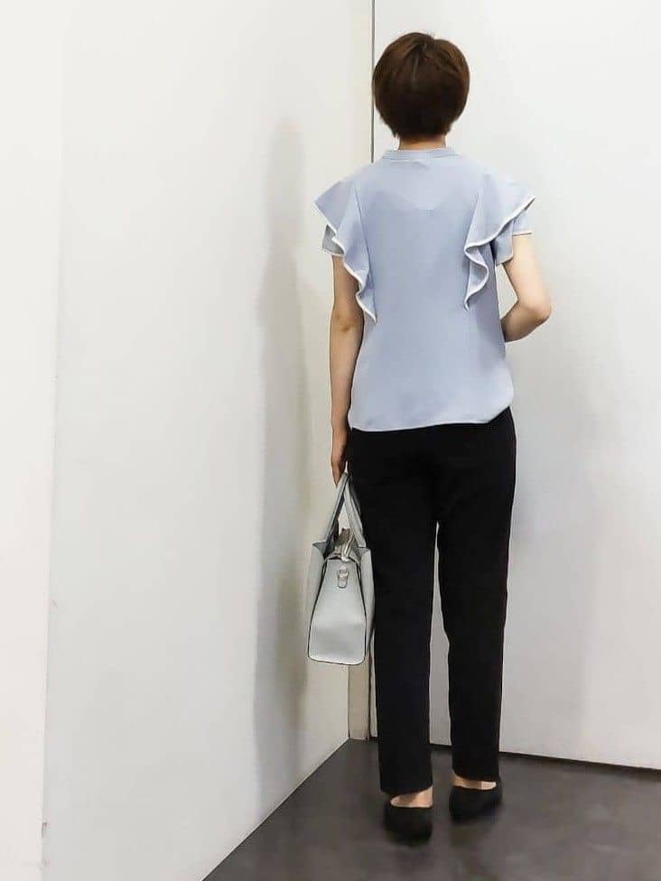 やまちゃんさんの「grove｜キレイも動きやすさも　美脚見えハイパーストレッチパンツ」を使ったコーディネート