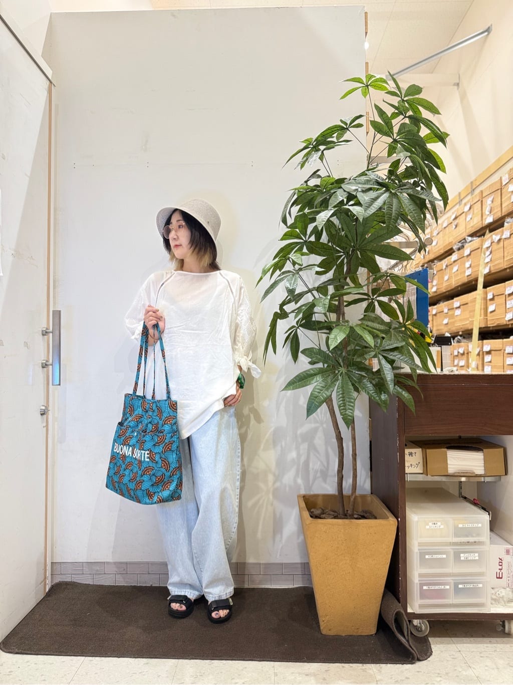 misakiさんの「SHOO･LA･RUE｜【S-LL】お袖デザインが華やか はしごレースチュニック」を使ったコーディネート