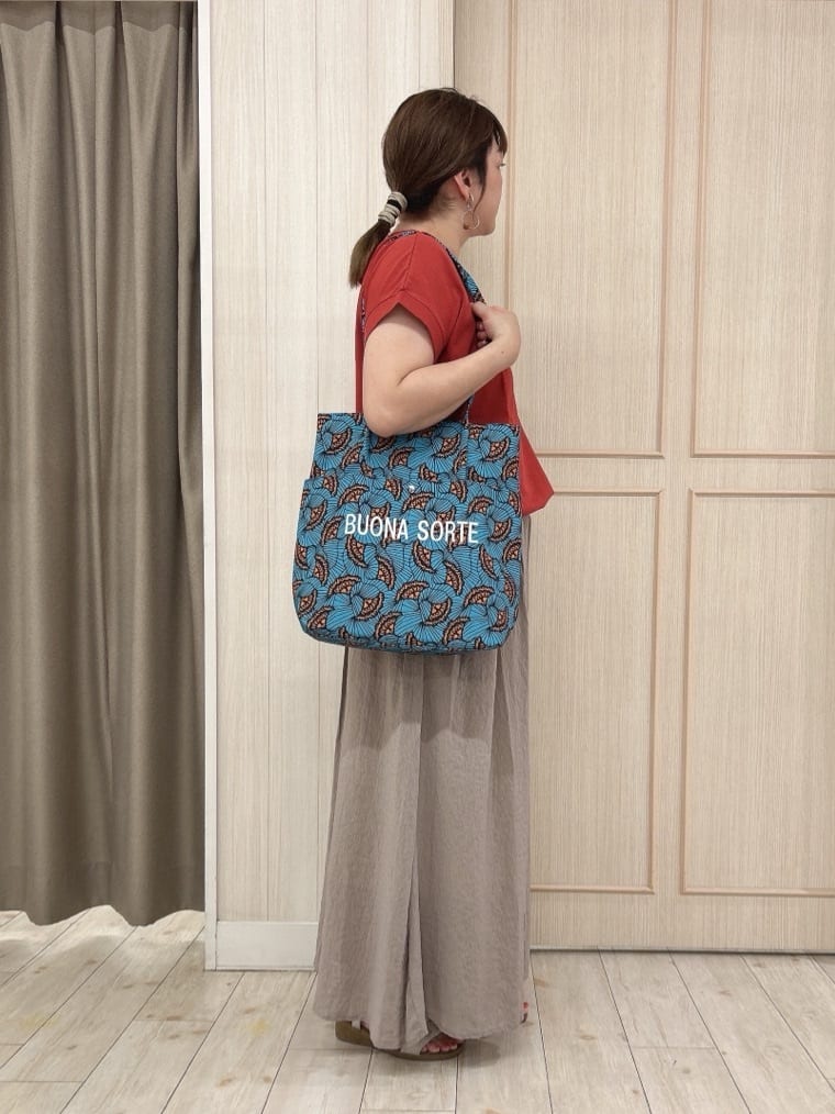 akiさんの「SHOO･LA･RUE｜【S-LL/汗ジミ軽減/ひんやり/UV】体型カバーに タック入りドルマントップス」を使ったコーディネート