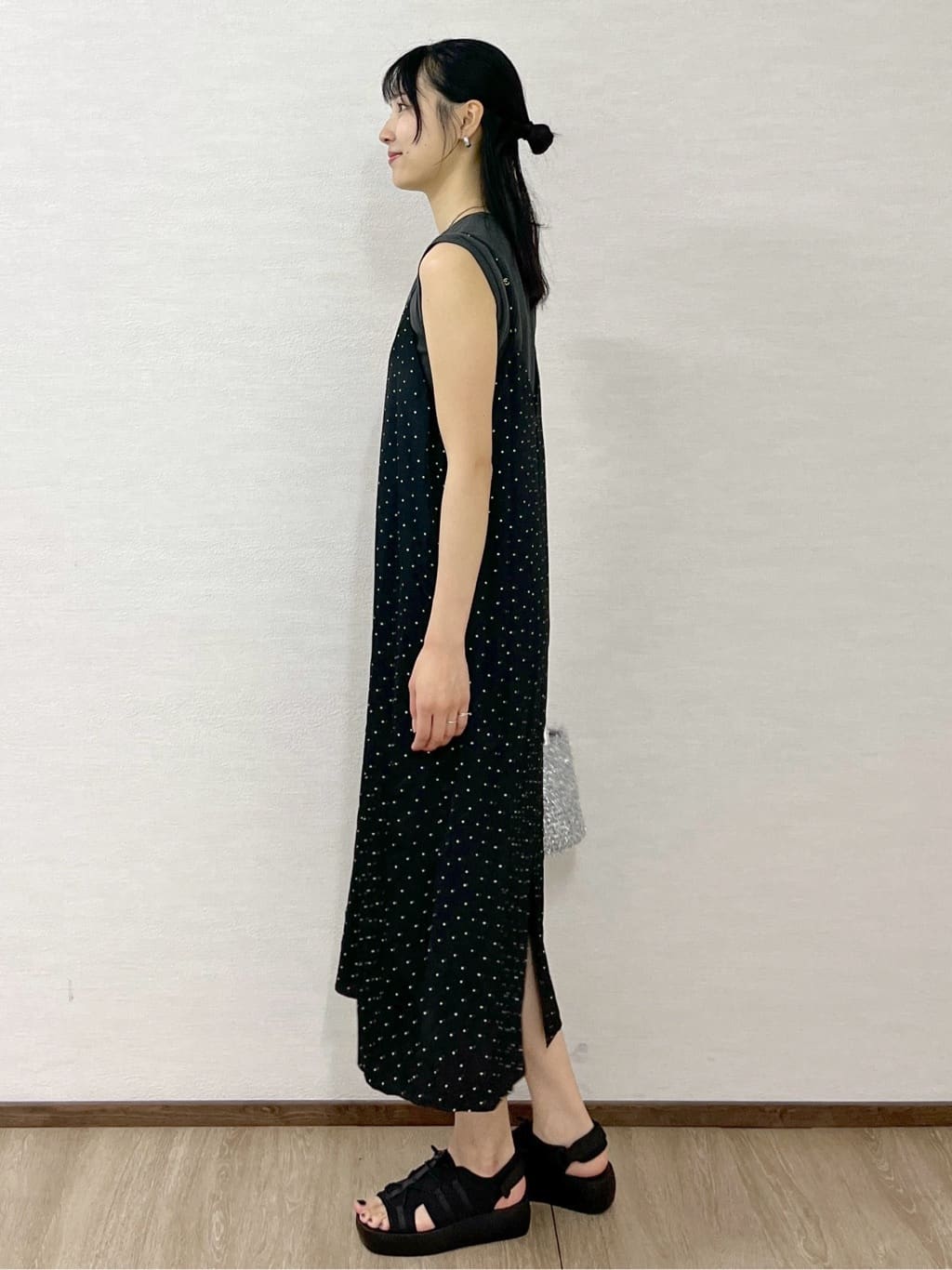 sachikoさんの「OPAQUE.CLIP｜ランダムドット サテンキャミワンピース【洗濯機洗い可】」を使ったコーディネート