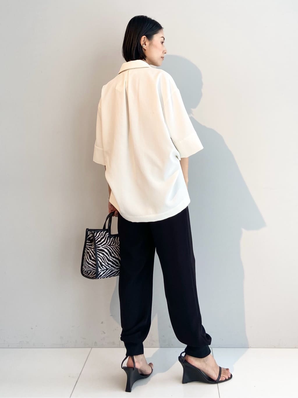 AYAさんの「UNTITLED｜【UVカット/接触冷感/吸水速乾/ゆったり】V開きネックシャツ」を使ったコーディネート