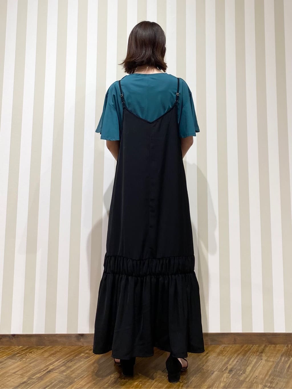SAOさんの「SHOO･LA･RUE｜【ひんやり】シャーリングがアクセントに 大人のデザインキャミワンピース」を使ったコーディネート