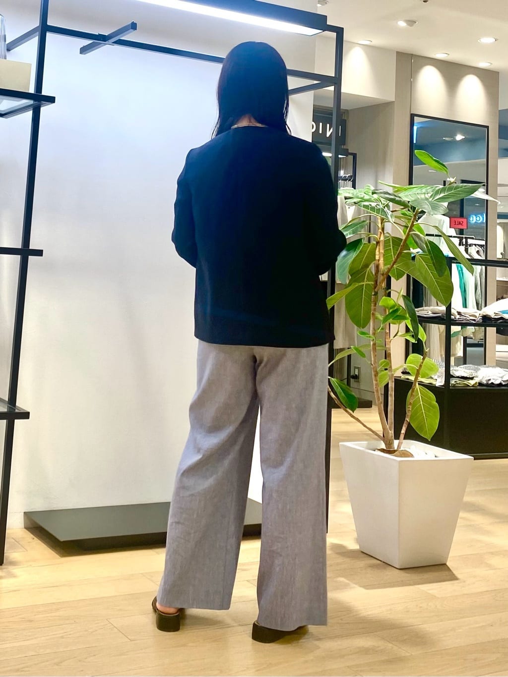 misakiさんの「INDIVI｜【デニムライク】マリンボタン リネン混ワイドパンツ」を使ったコーディネート