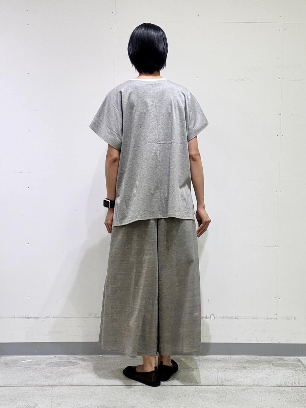 naoさんの「INDIVI｜【洗える／汗ジミ防止】バイカラー＆アシメヘム Tシャツ」を使ったコーディネート