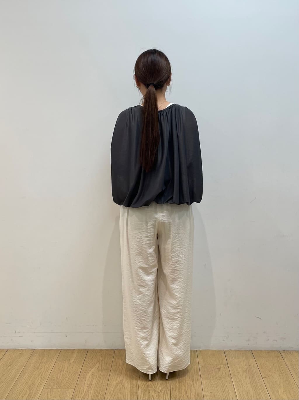 maiさんの「INDIVI｜【洗える／UVケア／SETUP可能】ドロストワイドパンツ」を使ったコーディネート