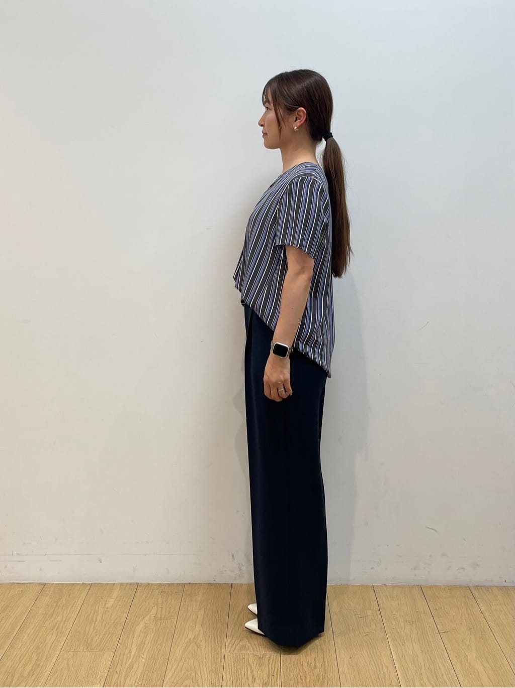 maiさんの「INDIVI｜【洗える／通勤】無地＆マルチストライプ柄Vネックブラウス」を使ったコーディネート