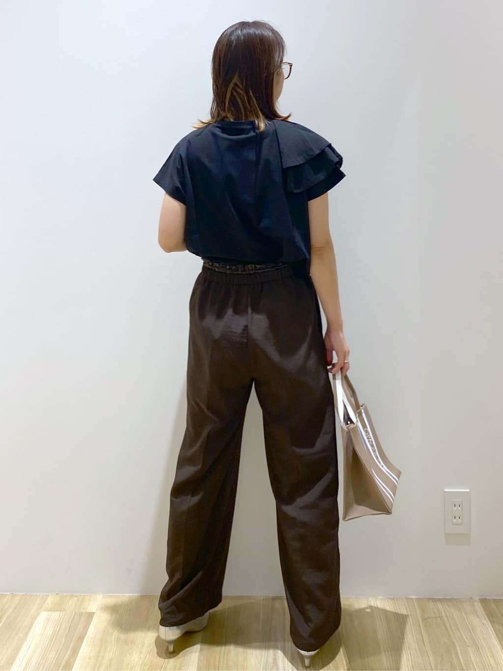 えりさんの「OPAQUE.CLIP｜ショルダーフリルドッキングカットソー【洗濯機洗い可】」を使ったコーディネート