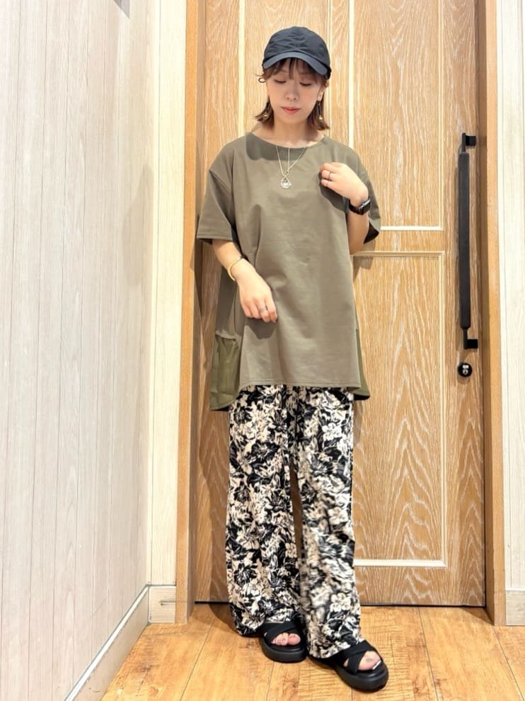 meiさんの「SHOO･LA･RUE｜【ひんやり/選べる2柄】大人のリラックスコーデに プリント柄パンツ」を使ったコーディネート
