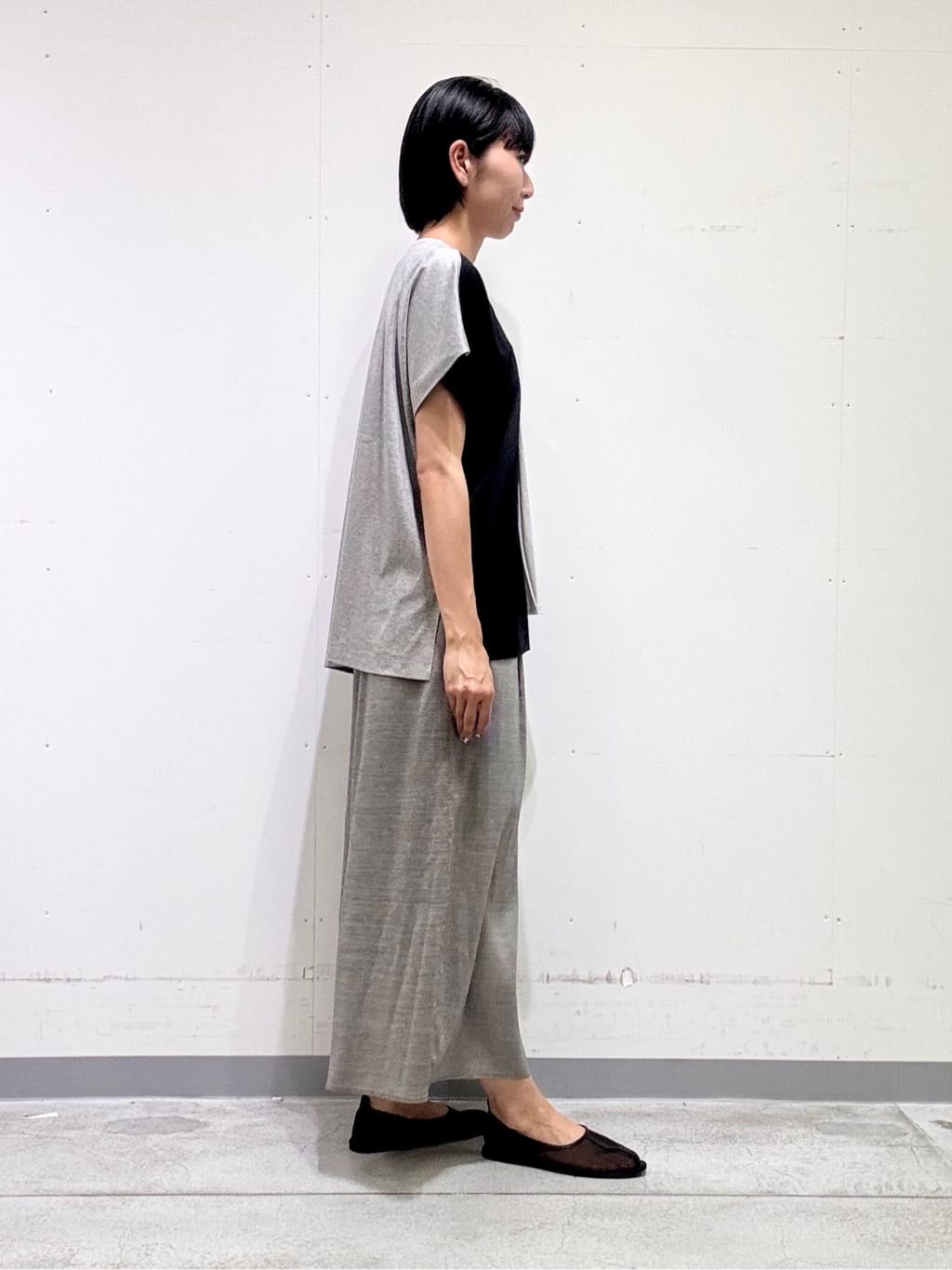 naoさんの「INDIVI｜【洗える／汗ジミ防止】バイカラー＆アシメヘム Tシャツ」を使ったコーディネート