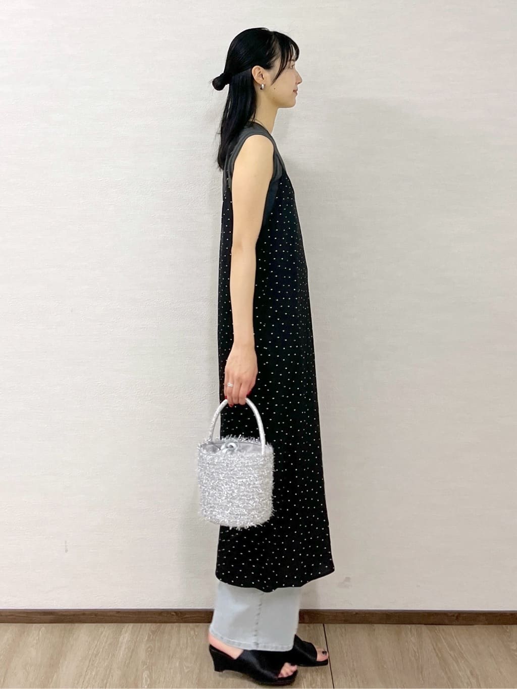 sachikoさんの「OPAQUE.CLIP｜ランダムドット サテンキャミワンピース【洗濯機洗い可】」を使ったコーディネート