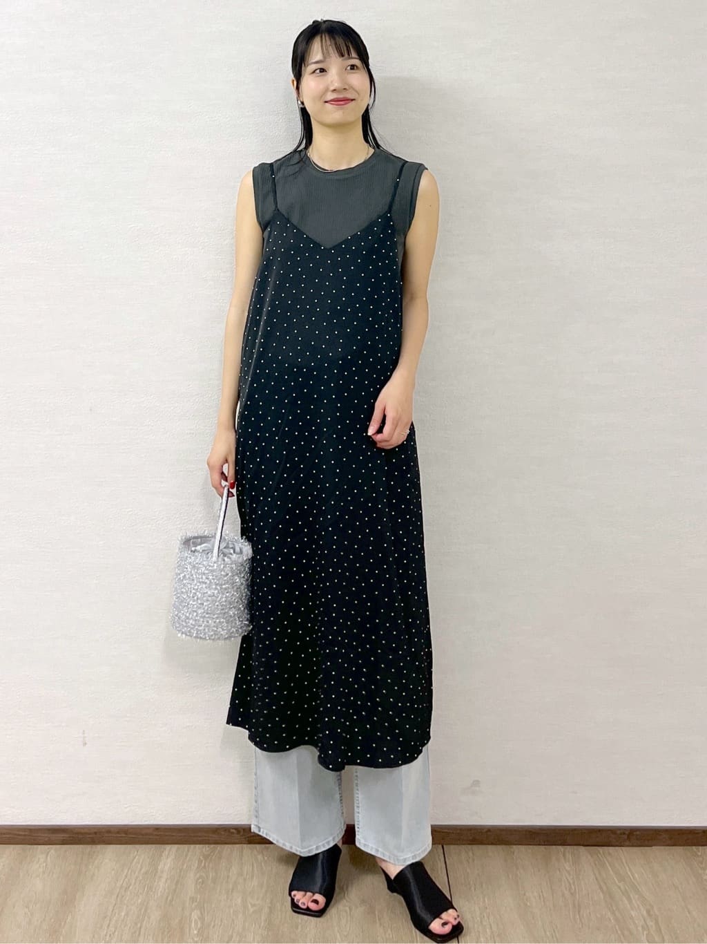 sachikoさんの「OPAQUE.CLIP｜ランダムドット サテンキャミワンピース【洗濯機洗い可】」を使ったコーディネート