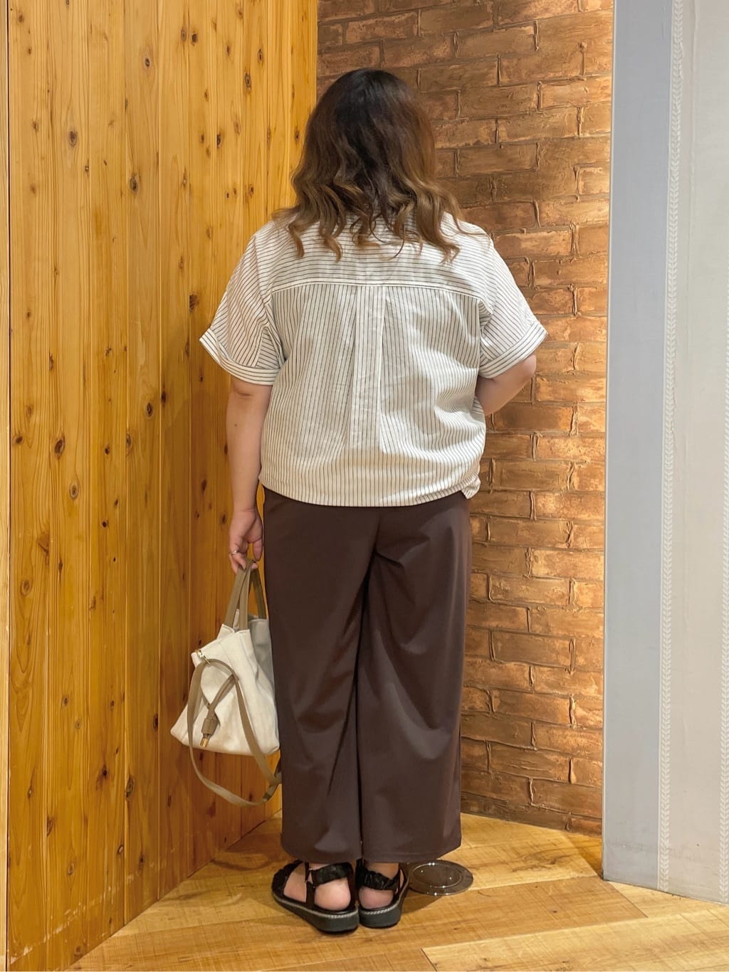 Risaさんの「SHOO･LA･RUE｜【S-LL/UV/接触冷感/抗菌防臭】体型を自然にカバー フレンチリネンブレンド襟付ドルマンシャツ」を使ったコーディネート