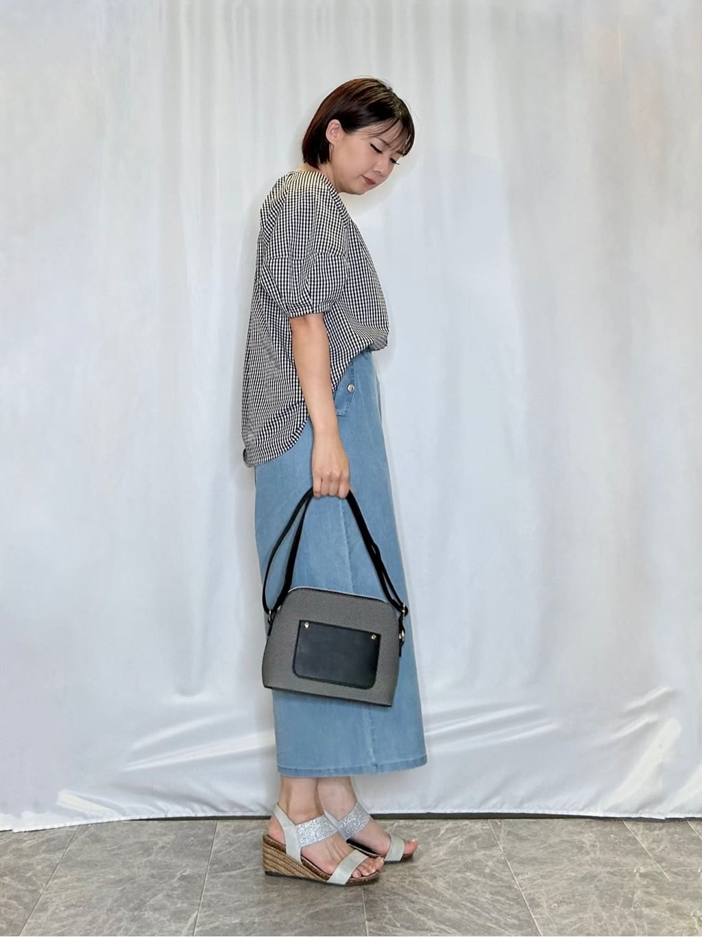 ネリさんの「SHOO･LA･RUE｜【洗える/S-LL/ひんやり】金ボタンがアクセント　大人のデニムガウチョパンツ」を使ったコーディネート