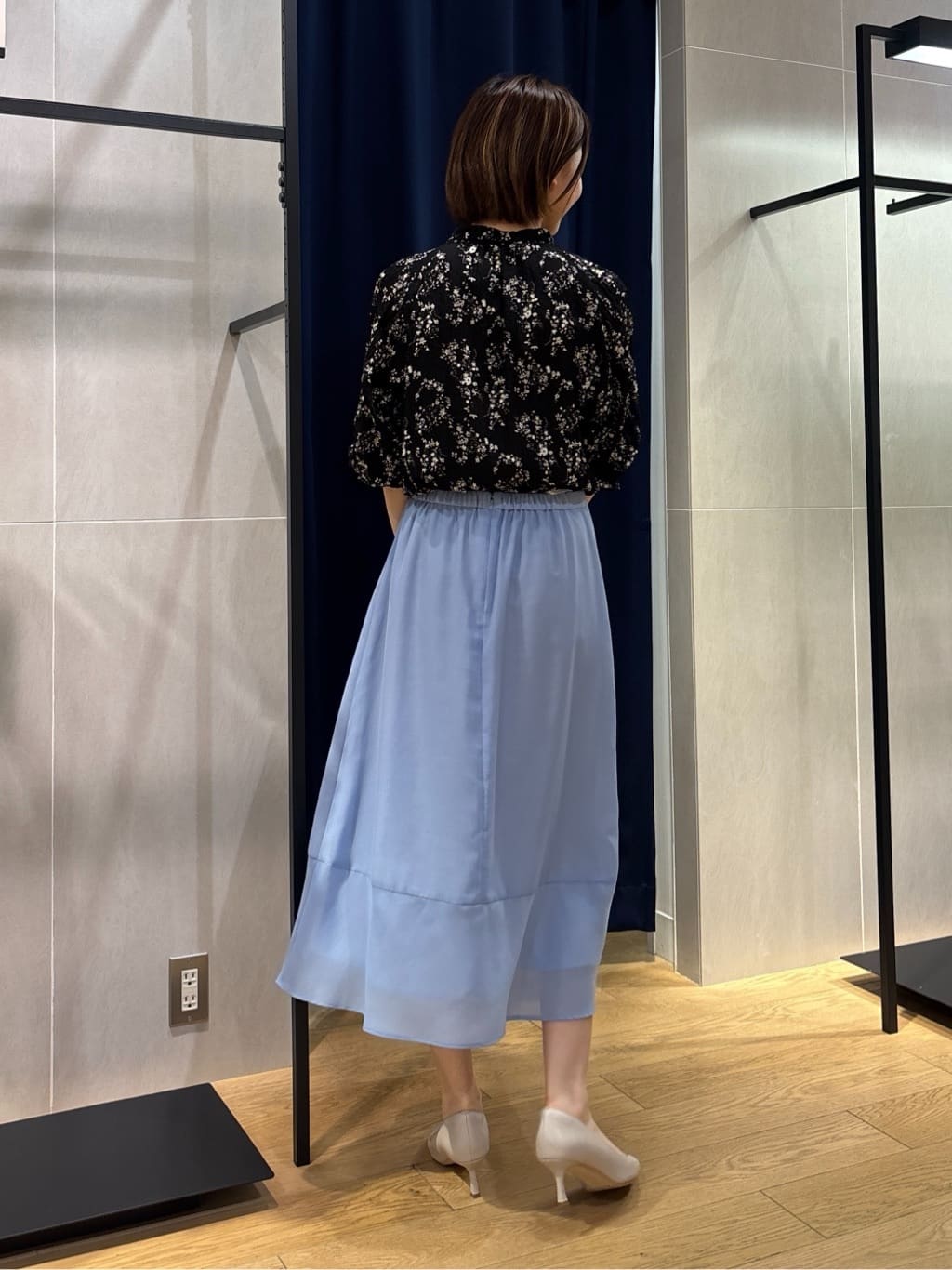 kanaeさんの「INDIVI｜【モノトーン小花柄／シャーリング素材】ボリューム袖エアリーブラウス」を使ったコーディネート