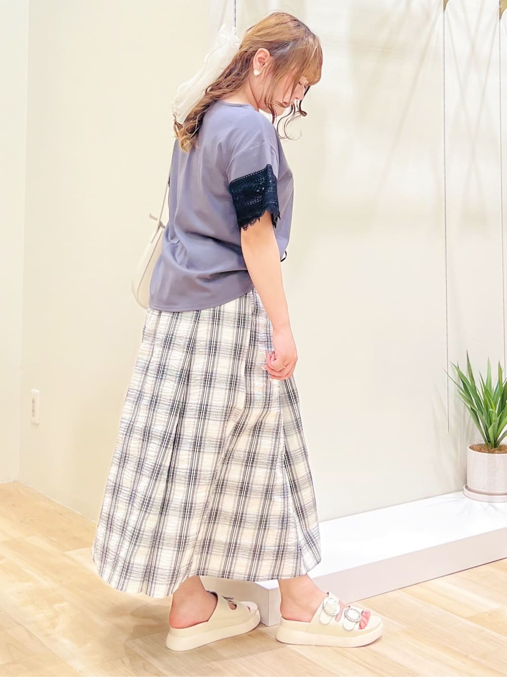 みことさんの「grove｜【洗える/二の腕カバー】上品なレースで叶える、きちんと見えの夏Tシャツ」を使ったコーディネート