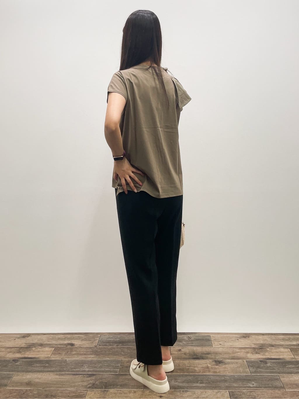 Aikoさんの「OPAQUE.CLIP｜ショルダーフリルドッキングカットソー【洗濯機洗い可】」を使ったコーディネート