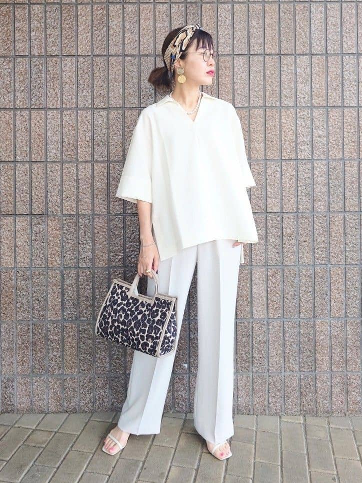 MUTSUKOさんの「UNTITLED｜【UVカット/接触冷感/吸水速乾/ゆったり】V開きネックシャツ」を使ったコーディネート