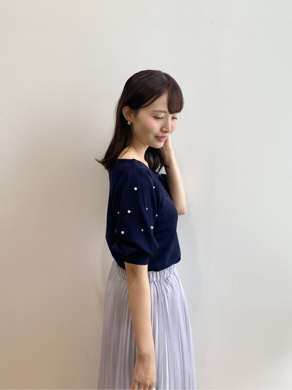 みさかさんの「index｜ドライタッチ パール調パフスリーブニット【洗濯機洗い可／UVケア／抗ピル／接触冷感】」を使ったコーディネート