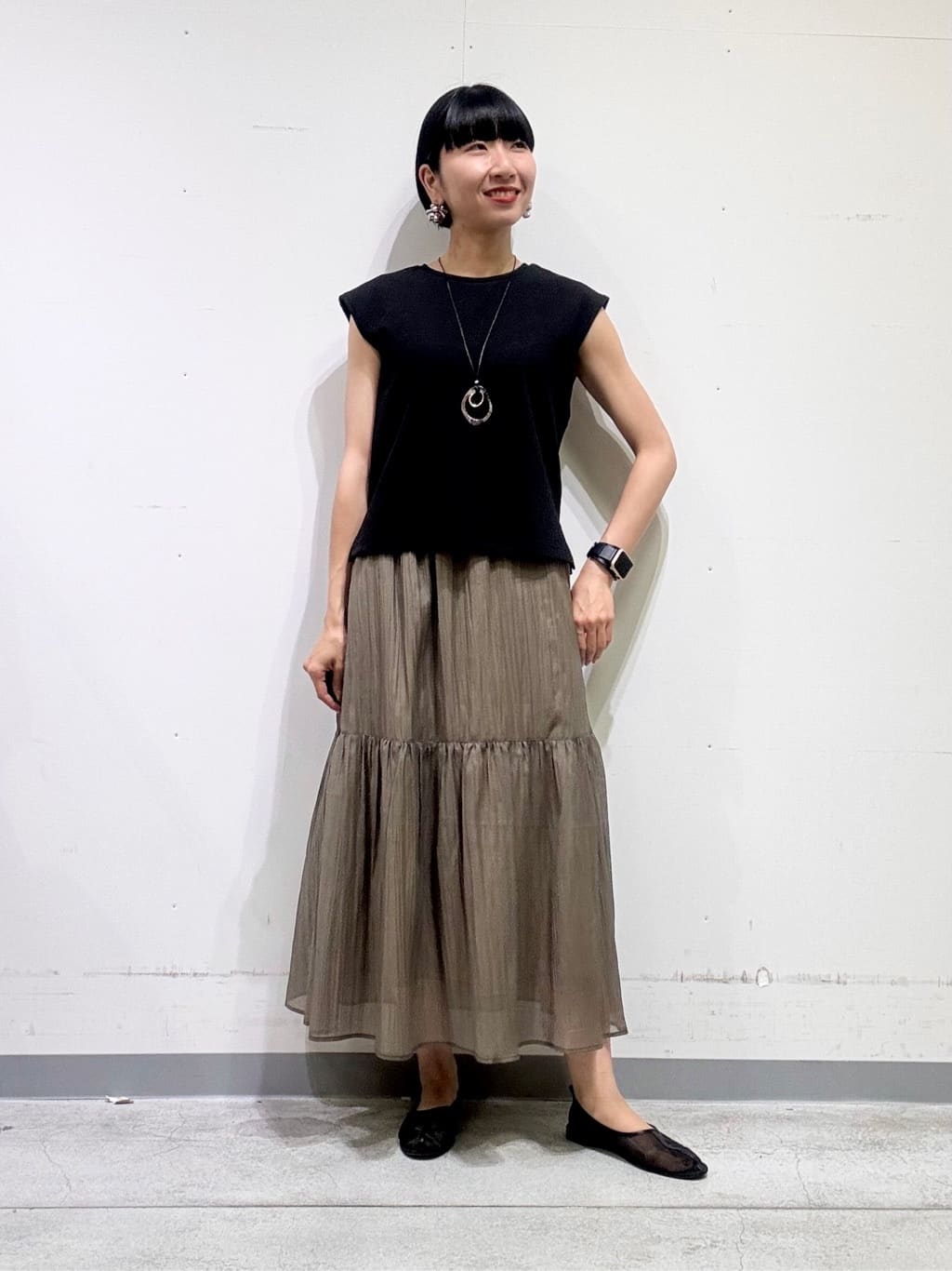 naoさんの「INDIVI｜【洗える／シャーリング素材】ボリューム袖エアリーブラウス」を使ったコーディネート