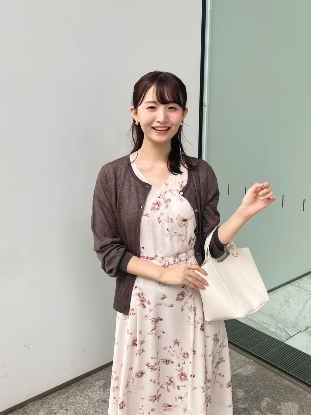 みさかさんの「index｜《7色展開／XS-LLサイズ》ビジューボタンクルーネックカーディガン【洗濯機洗い可】」を使ったコーディネート