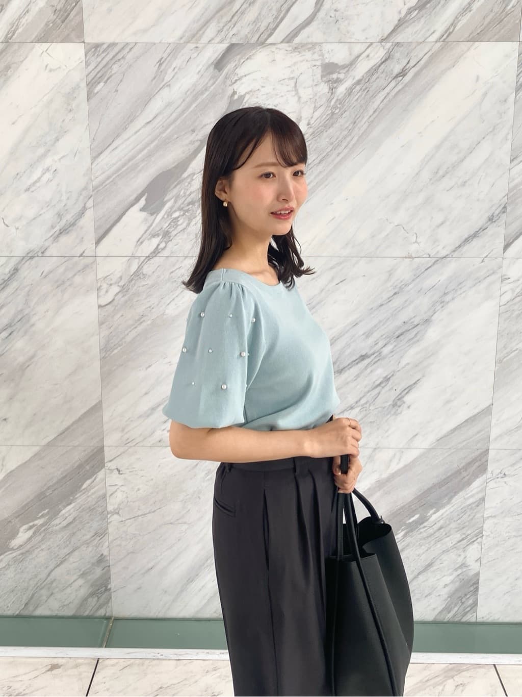 みさかさんの「index｜ドライタッチ パール調パフスリーブニット【洗濯機洗い可／UVケア／抗ピル／接触冷感】」を使ったコーディネート