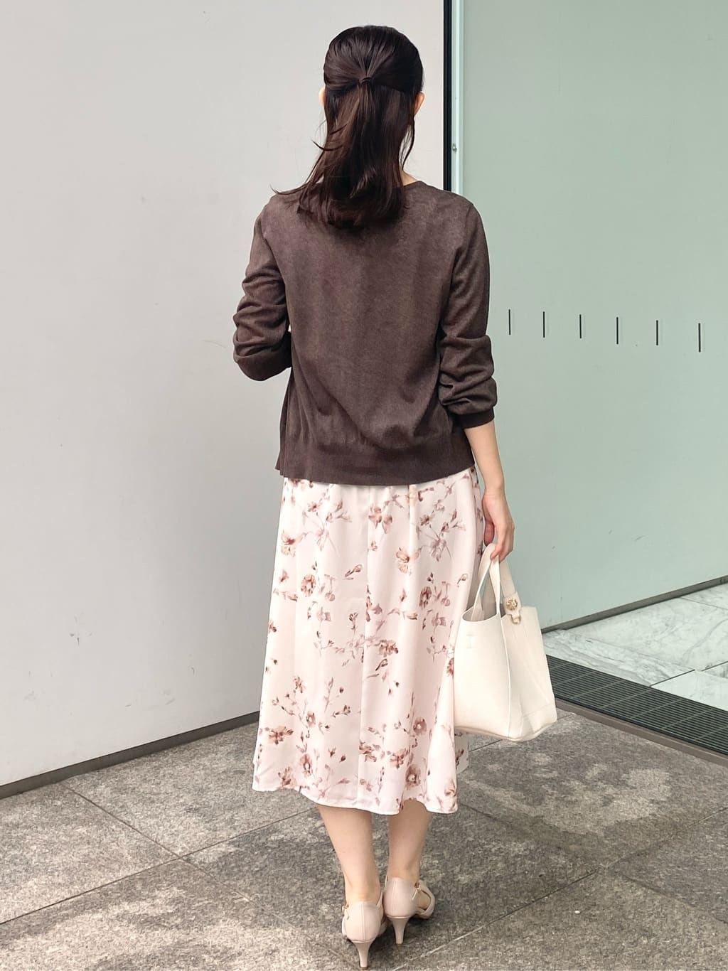 みさかさんの「index｜《7色展開／XS-LLサイズ》ビジューボタンクルーネックカーディガン【洗濯機洗い可】」を使ったコーディネート