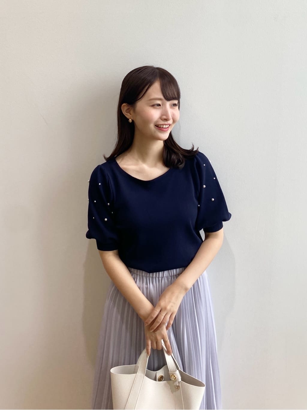 みさかさんの「index｜ドライタッチ パール調パフスリーブニット【洗濯機洗い可／UVケア／抗ピル／接触冷感】」を使ったコーディネート
