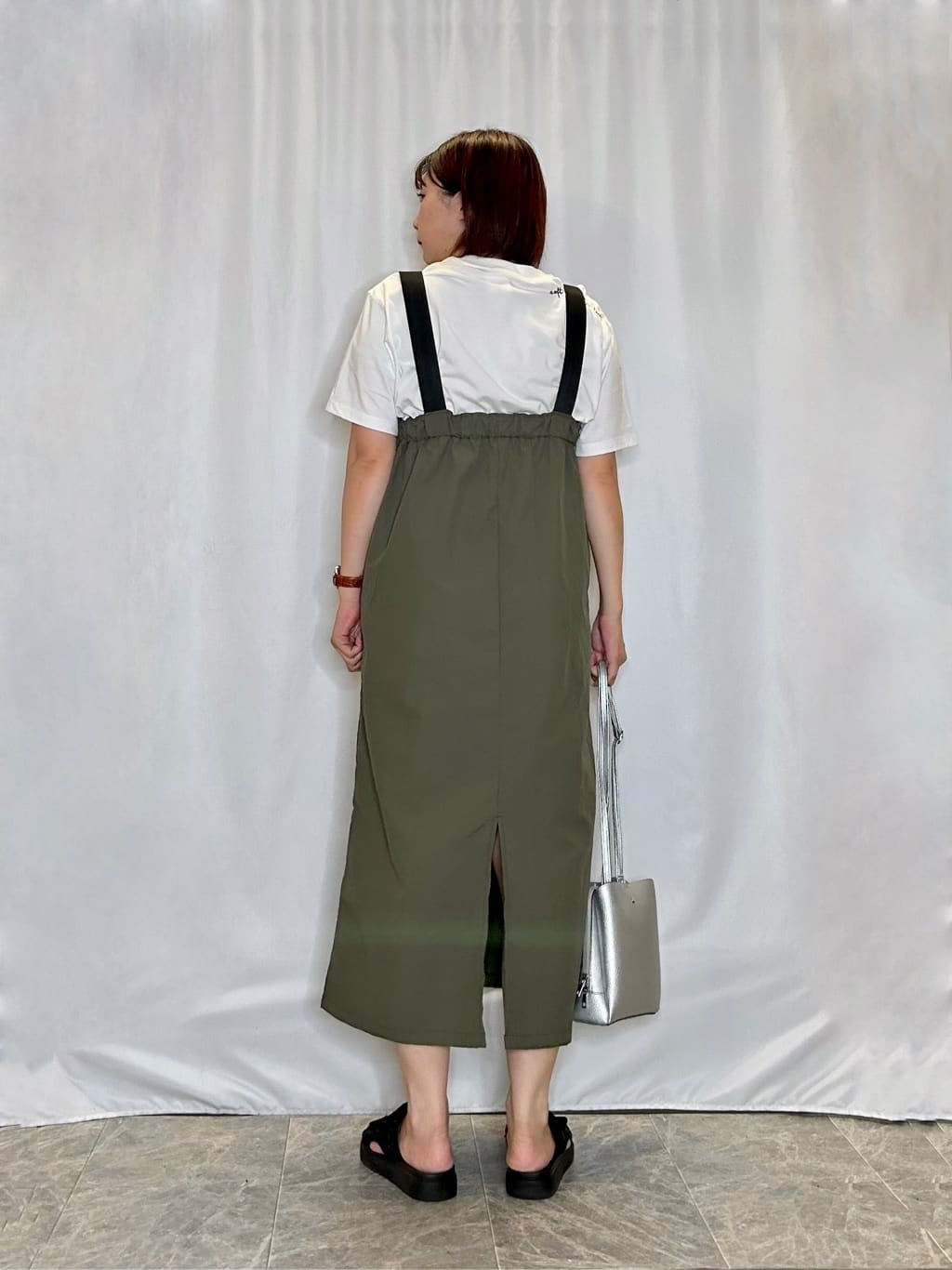 ネリさんの「SHOO･LA･RUE｜【ひんやり】大人のカジュアルスタイルに レタリング刺繍Tシャツ」を使ったコーディネート