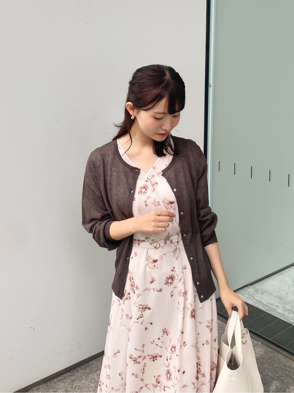 みさかさんの「index｜《7色展開／XS-LLサイズ》ビジューボタンクルーネックカーディガン【洗濯機洗い可】」を使ったコーディネート