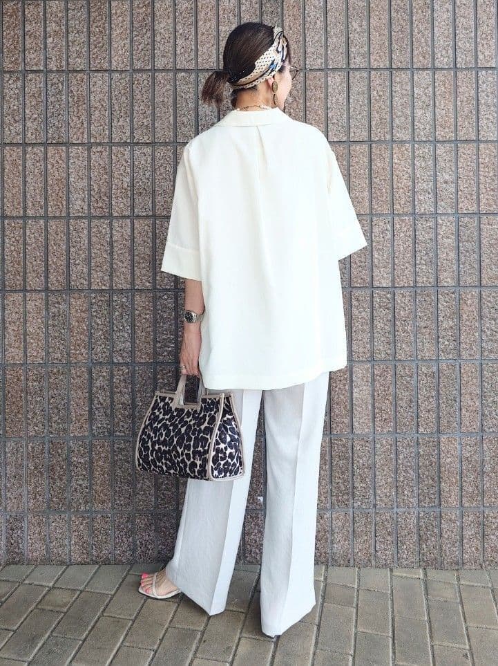 MUTSUKOさんの「UNTITLED｜【UVカット/接触冷感/吸水速乾/ゆったり】V開きネックシャツ」を使ったコーディネート