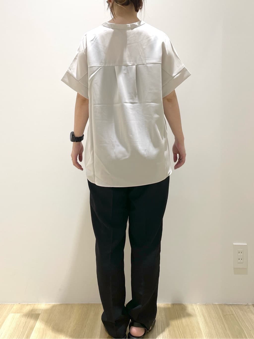 いなさんの「OPAQUE.CLIP｜《5色展開／SS-LLサイズ》スキッパー金ボタンブラウス／セットアップ対応【防シワ／ストレッチ／洗濯」を使ったコーディネート