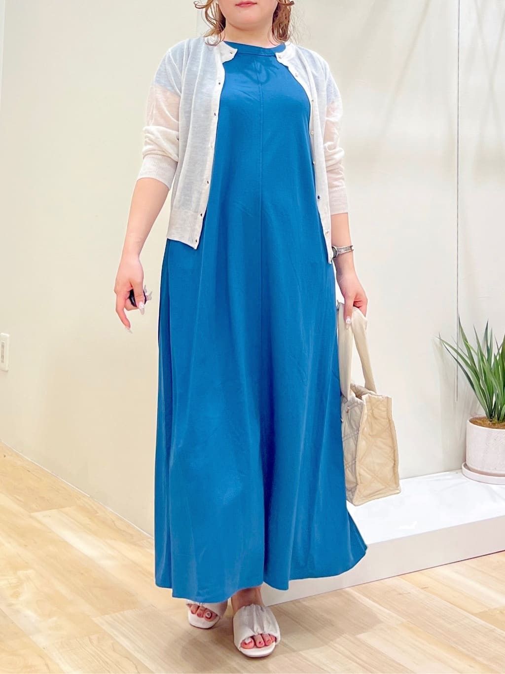 みことさんの「grove｜【雑誌掲載】洗えるシアーカーディガン」を使ったコーディネート
