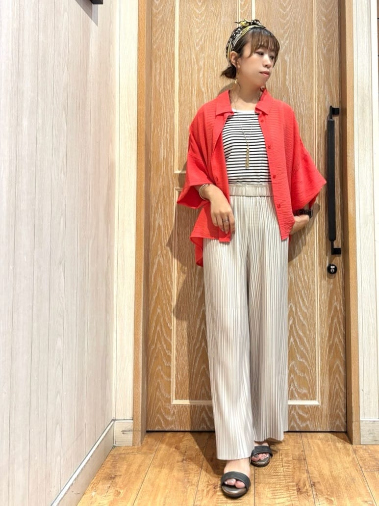 meiさんの「SHOO･LA･RUE｜ゆるっと感がこなれ見え ワッシャーシアー半袖シャツ」を使ったコーディネート