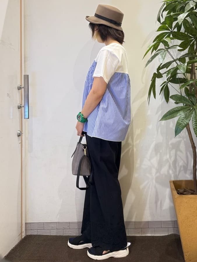 misakiさんの「SHOO･LA･RUE｜【S-LL】華やかさをプラスする 裾刺繍ストレートパンツ」を使ったコーディネート