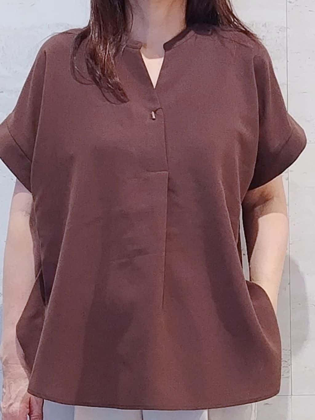 よしみさんの「OPAQUE.CLIP｜《7色展開／SS-LLサイズ》ストレッチスキッパーブラウス／セットアップ対応【洗濯機洗い可／防シワ】」を使ったコーディネート